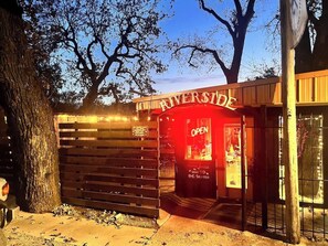 Exterior - Barn getaway-Hot Tub-at Ft Sill-1 bedroom only of 2 (Lawton)