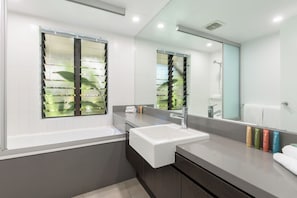 Hair dryer, towels, soap, toilet paper - Sol Swim -Out Resort Apartment (Port Douglas)