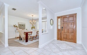 Dining - Spacious 4-bedroom house in quaint Tampa with AC (Tampa)