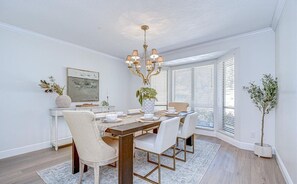 Dining - Spacious 4-bedroom house in quaint Tampa with AC (Tampa)