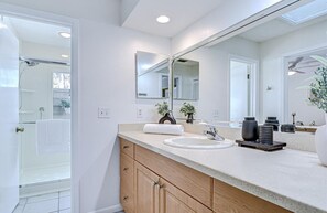Towels, toilet paper - Spacious 4-bedroom house in quaint Tampa with AC (Tampa)