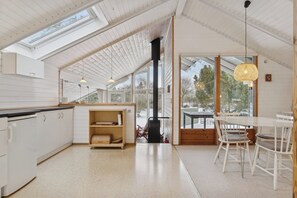 Fridge, oven, stovetop, coffee/tea maker