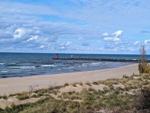 Sun-loungers, beach towels - Lakewood Cottage: Your Cozy South Haven Home (South Haven)