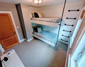 Desk, iron/ironing board, travel cot, free WiFi - Lakewood Cottage: Your Cozy South Haven Home (South Haven)