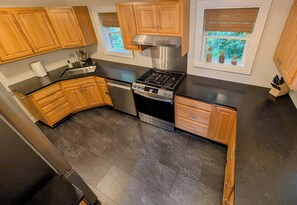 Fridge, microwave, oven, stovetop - Lakewood Cottage: Your Cozy South Haven Home (South Haven)