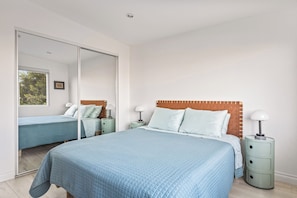 3 bedrooms, in-room safe, desk, iron/ironing board - Hollywood Hills Retreat • Hot Tub & City Views (Los Angeles)