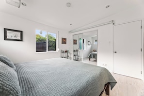 3 chambres, coffres-forts dans les chambres, bureau