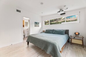 3 bedrooms, in-room safe, desk, iron/ironing board