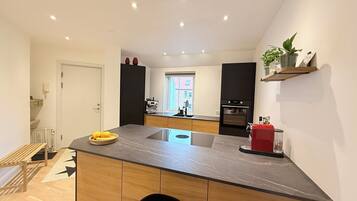 Fridge, oven, stovetop, dishwasher