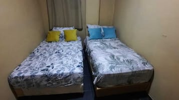 Habitación tradicional con 2 camas individuales | Espacio para trabajar con un portátil y wifi gratis