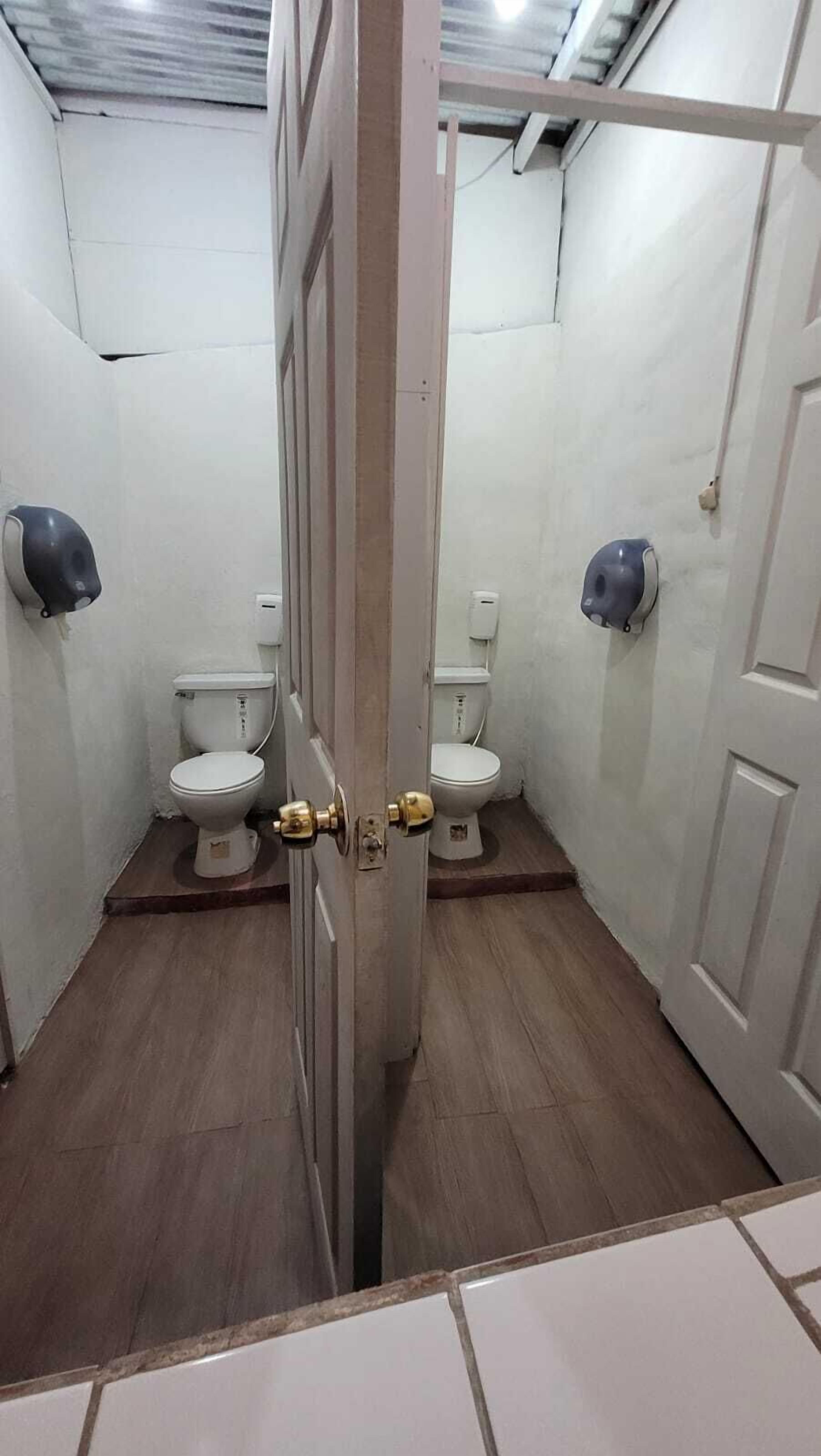 Een douche, handdoeken, zeep, shampoo