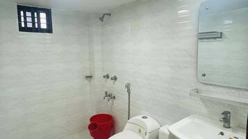 Badewanne, kostenlose Toilettenartikel, Handtücher, Seife