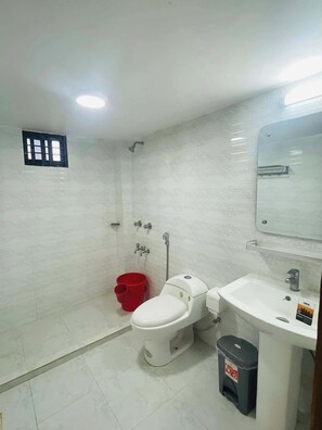 Badewanne, kostenlose Toilettenartikel, Handtücher, Seife