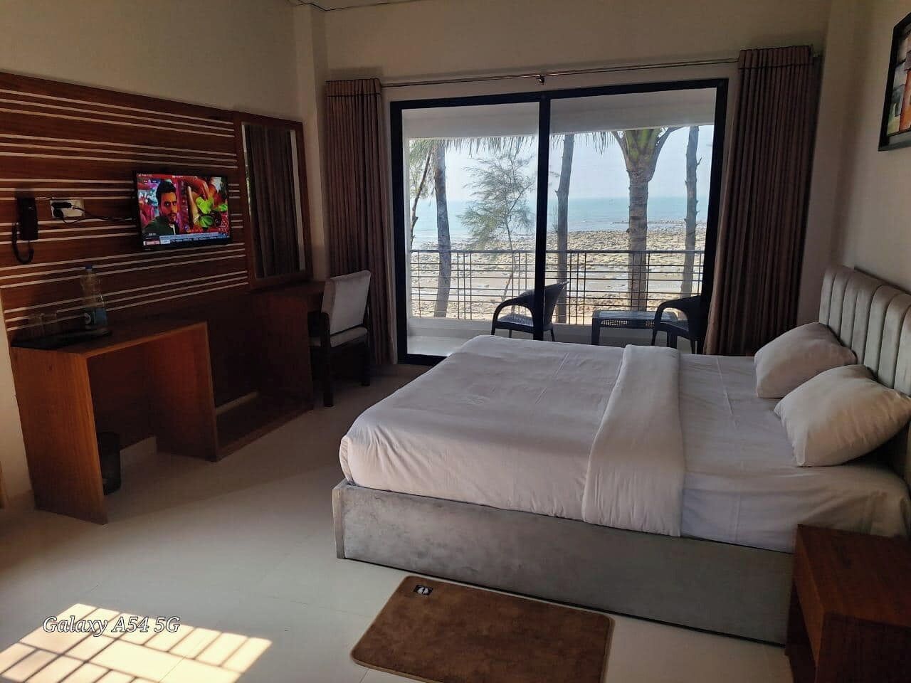 Bathtub, free toiletries, towels, soap