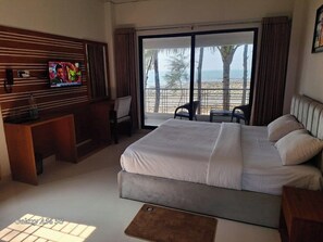 Bathtub, free toiletries, towels, soap - Shuktara Beach Resort Saint Martin (Saint Martin's Island)