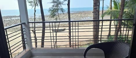 Camera Deluxe con letto matrimoniale o 2 letti singoli, vista spiaggia | Area soggiorno