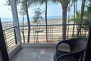 Habitació doble o amb dos llits individuals Deluxe, vistes a la platja | Sala d'estar