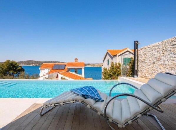 Huvila (Seafront Six Bedroom Modern Villa wit) | Uima-allas