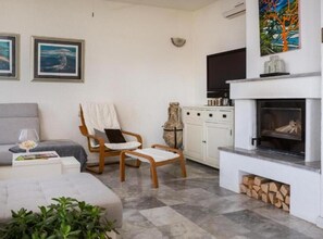 Huvila (Seafront Six Bedroom Modern Villa wit) | Olohuone | 32–tuumainen taulutelevisio, jossa digitaalikanavat