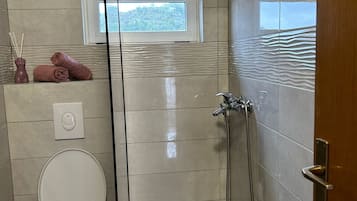 Apartment (One bedroom apartment Ružica 1) | Badezimmer | Dusche, Handtücher