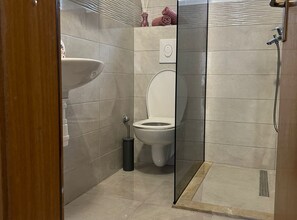 Apartment (One bedroom apartment Ružica 1) | Bathroom | Shower, bidet, towels - Apartments Adriana (Gradac)