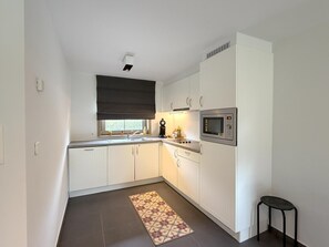 Microondas, parrilla de estufa, lavavajillas y periquera 