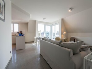 TV - Cosy flat with beautiful terrace (Koksijde)