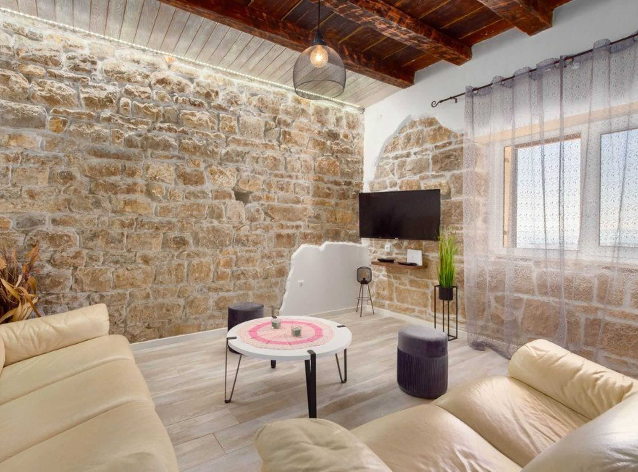 Villa (Three Bedroom Villa With Pool) | Sala de estar | Televisión de pantalla plana de 32 pulgadas con canales vía satélite 