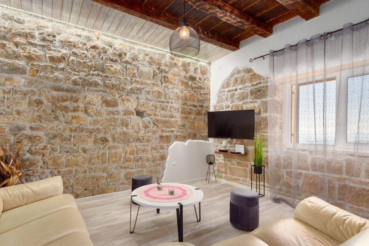 Villa (Three Bedroom Villa With Pool) | Sala de estar | Televisión de pantalla plana de 32 pulgadas con canales vía satélite