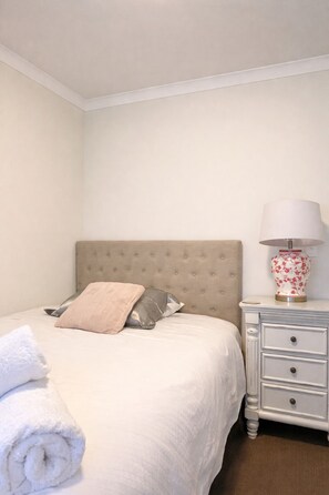 Tabla de planchar con plancha, wifi, ropa de cama