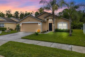 Exterior - Spacious 5-bedroom Family Escape - Disney - Private Pool - BBQ (Davenport)