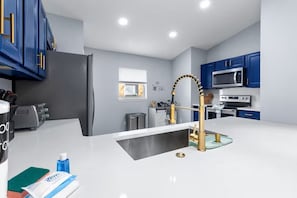 Microwave, oven, stovetop, dishwasher - Spacious 5-bedroom Family Escape - Disney - Private Pool - BBQ (Davenport)