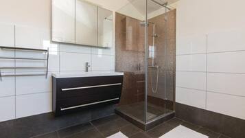 Villa (Amazing Villa with Outdoor Swimming P) | Badezimmer | Dusche, Handtücher