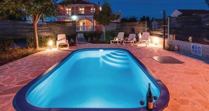 Amazing Villa With Outdoor Swimming Pool