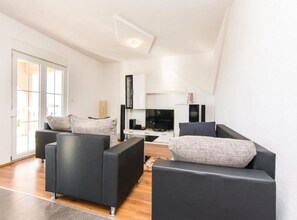 Villa (Amazing Villa with Outdoor Swimming P) | Sala de estar | Televisión de pantalla plana de 32 pulgadas con canales vía satélite 