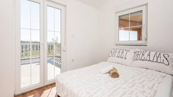 4 عدّة غرف نوم وأسرّة أطفال/رضّع