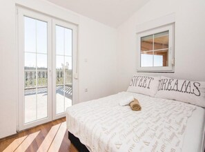 Villa (Amazing Villa with Outdoor Swimming P) | 4 habitaciones y cunas 