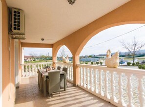 Villa (Amazing Villa with Outdoor Swimming P) | Balcón