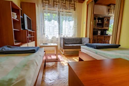 Ferienhaus (One Bedroom House With Terrace) | Wohnzimmer | 32-Zoll-Flachbildfernseher mit Kabelempfang