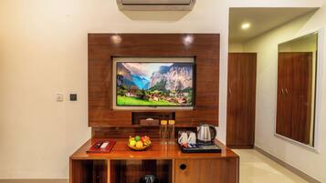 Minibar, in-room safe, laptop workspace, blackout curtains