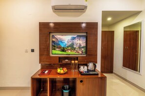 Minibar, in-room safe, laptop workspace, blackout curtains - The Mewar Resort & Garden (Māvli)