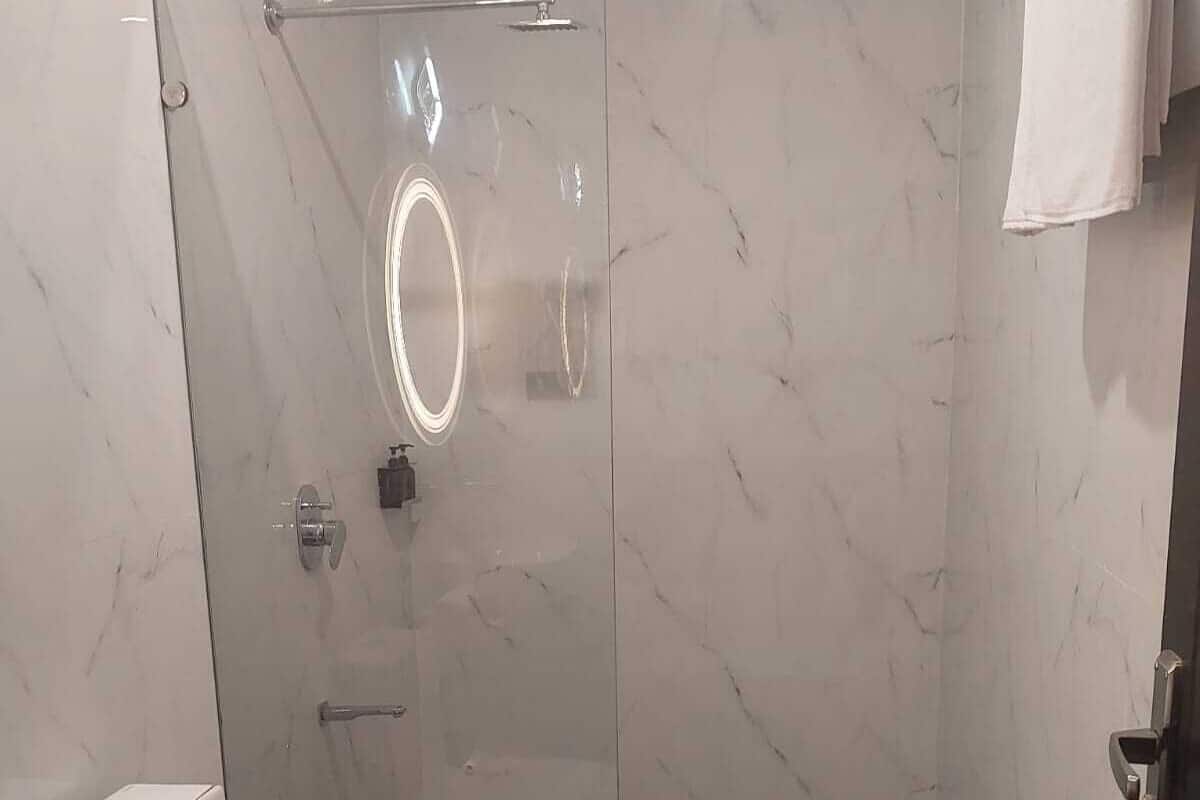 Shower, rainfall showerhead, free toiletries, hair dryer