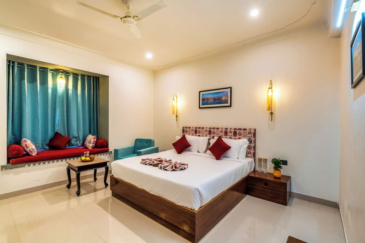 Minibar, in-room safe, laptop workspace, blackout curtains