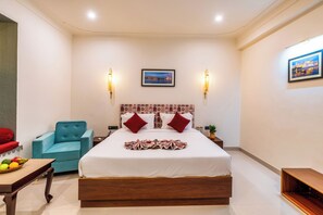 خزنة داخل الغرفة ومساحة عمل للكمبيوتر المحمول وتجهيزات عازلة للصوت