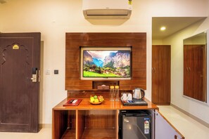 In-room safe, laptop workspace, soundproofing, iron/ironing board - Q' Luxe-The Mewar Collection Udaipur  (Māvli)