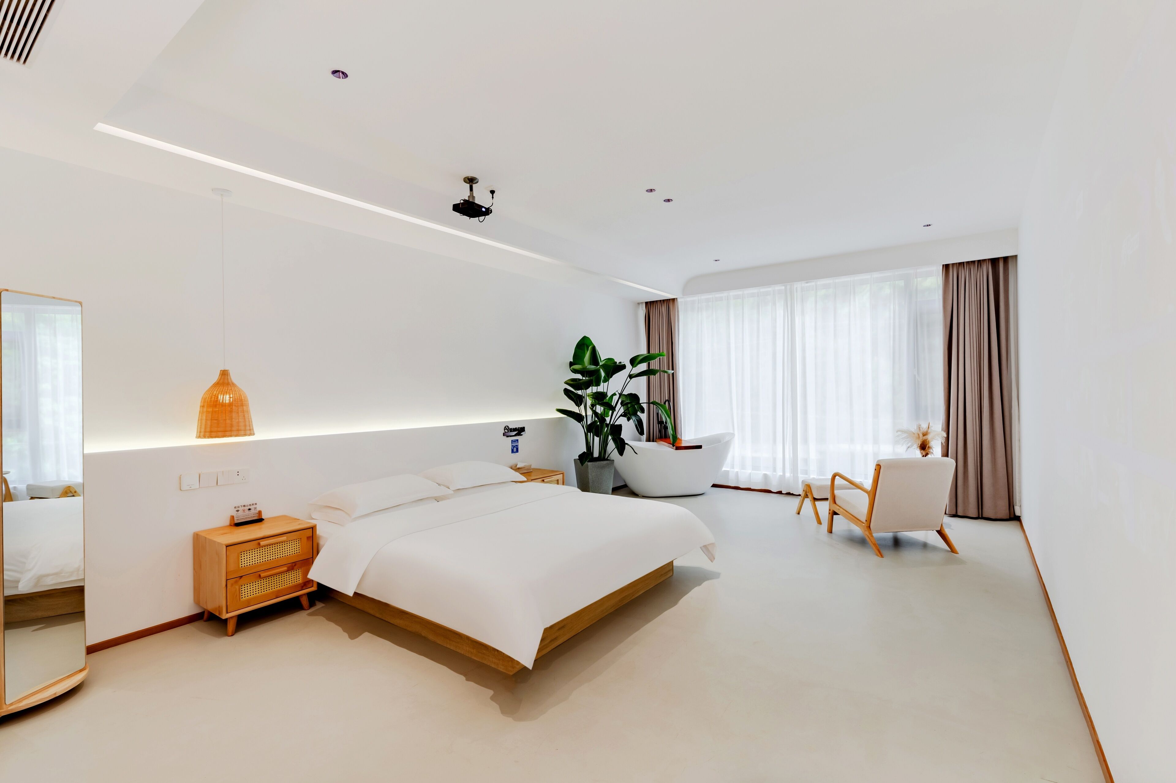 Quarto casal premier, vista para a colina | Roupas de cama premium, edredons de pluma, individualmente decorados