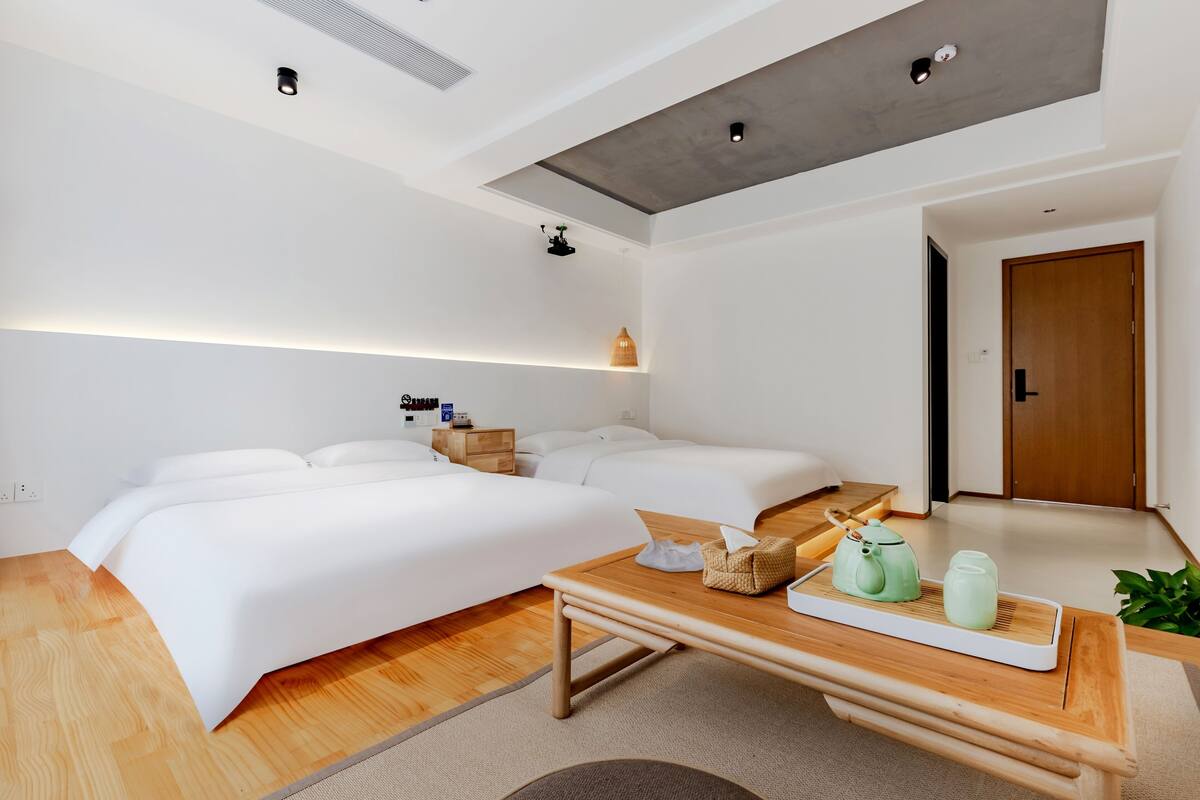 Ropa de cama de alta calidad, edredones de plumas, wifi gratis