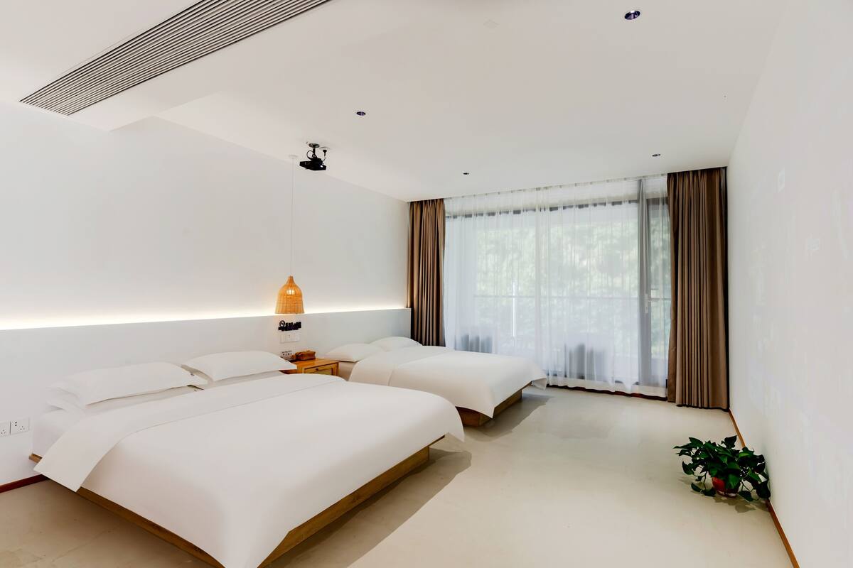 Habitación Elite con 1 cama doble o 2 individuales, vistas a la colina | Ropa de cama de alta calidad, edredones de plumas, wifi gratis