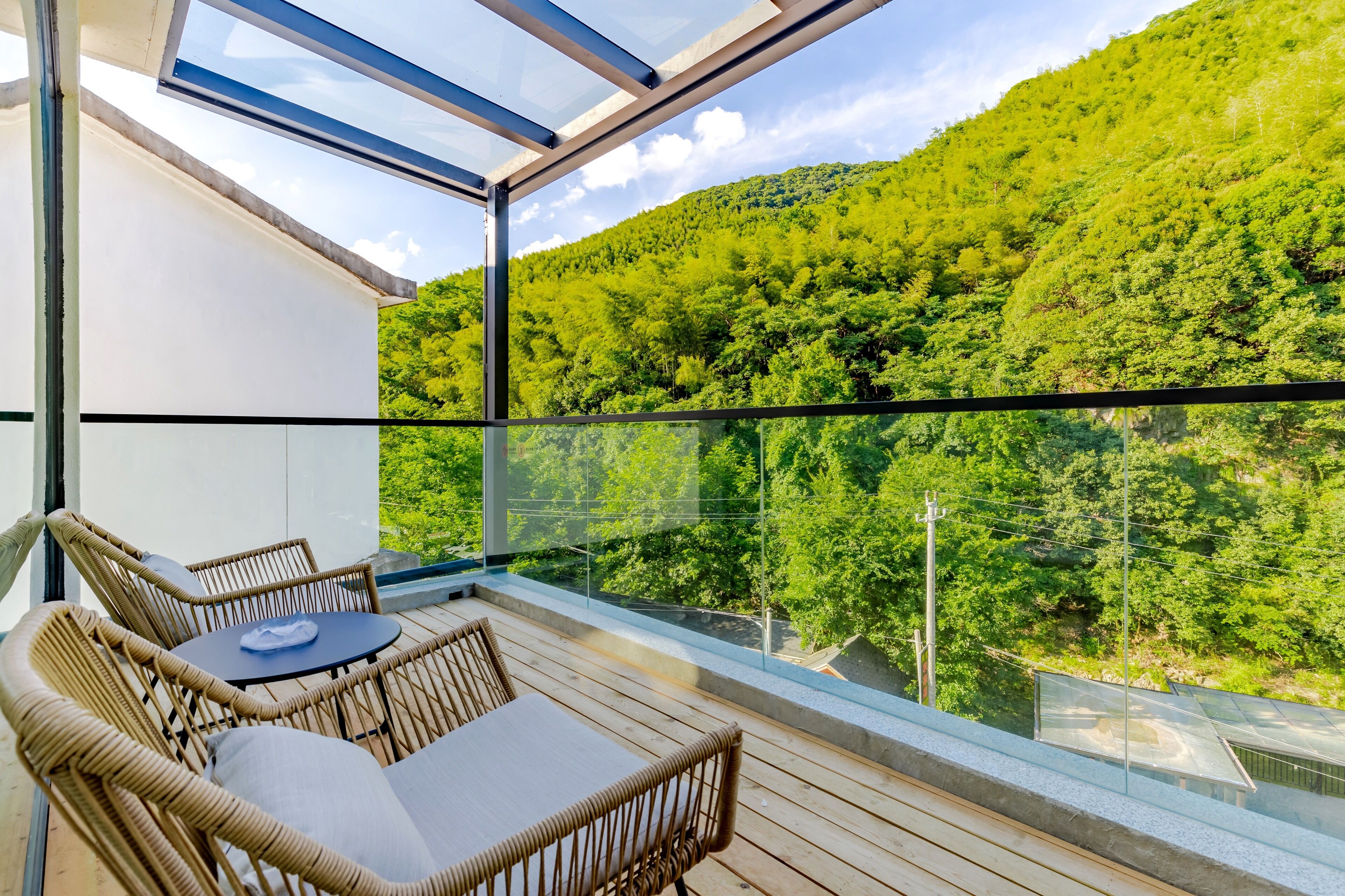 Quarto casal básico, vista para a colina | Roupas de cama premium, edredons de pluma, individualmente decorados