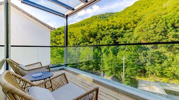 Quarto casal básico, vista para a colina | Roupas de cama premium, edredons de pluma, individualmente decorados